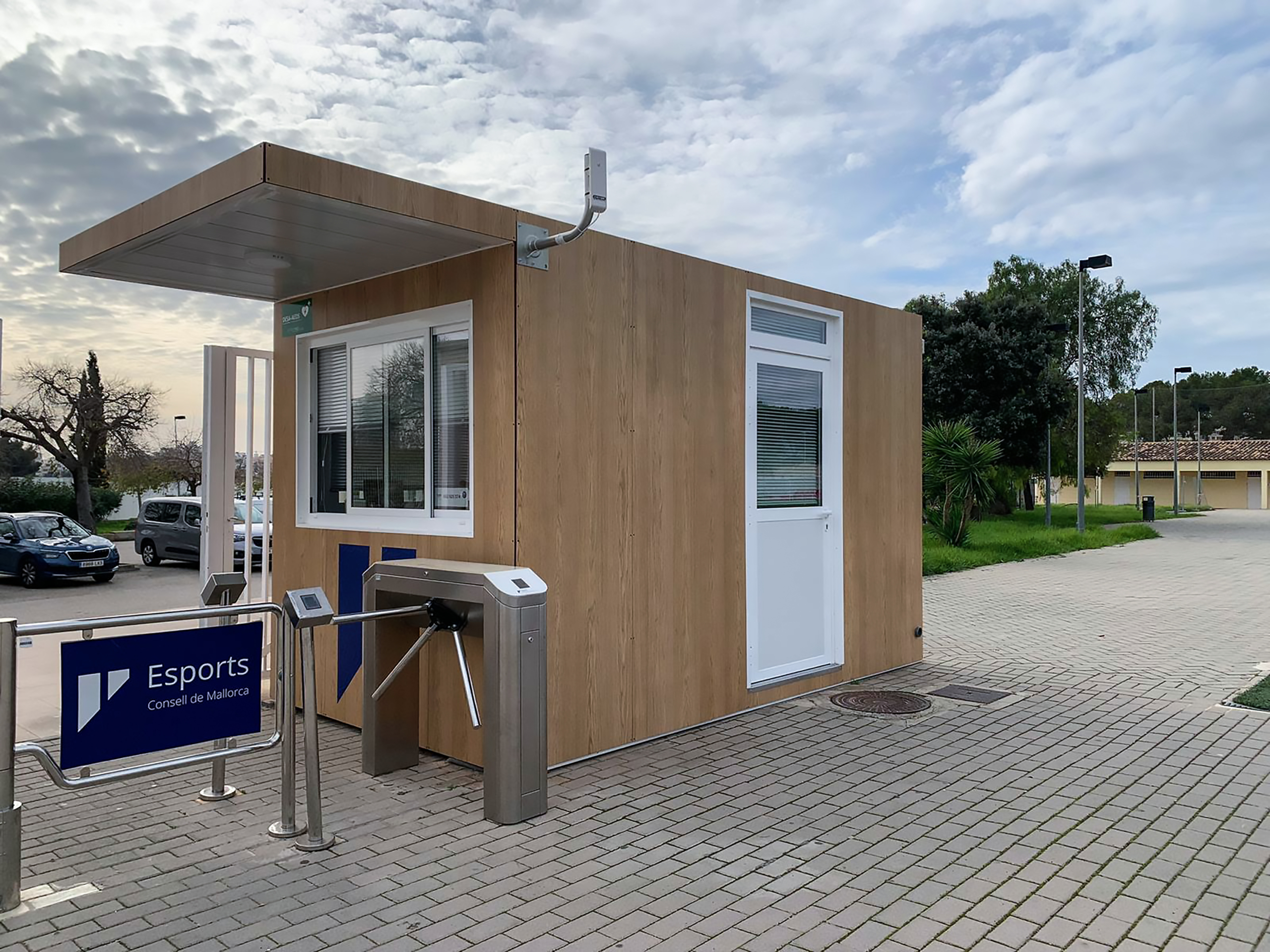 Módulo prefabricado de Europa Prefabri con revestimientos personalizados, opciones de acabado en superficies gofradas, acanaladas y lisas, y vinilos exteriores con colores corporativos y logotipos. Diseño adaptable con pintura en diversos colores, peto perimetral y estructura oculta para un acabado moderno y profesional.