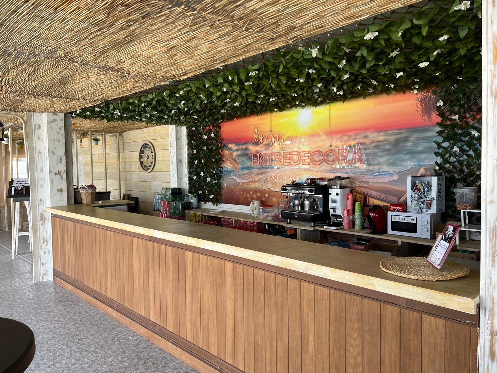 Detalle de la cafetería modular prefabricada, destacando su diseño estético y funcional en el Centro de Hípica Las Cadenas. Soluciones rápidas, adaptables y con menor impacto ambiental.