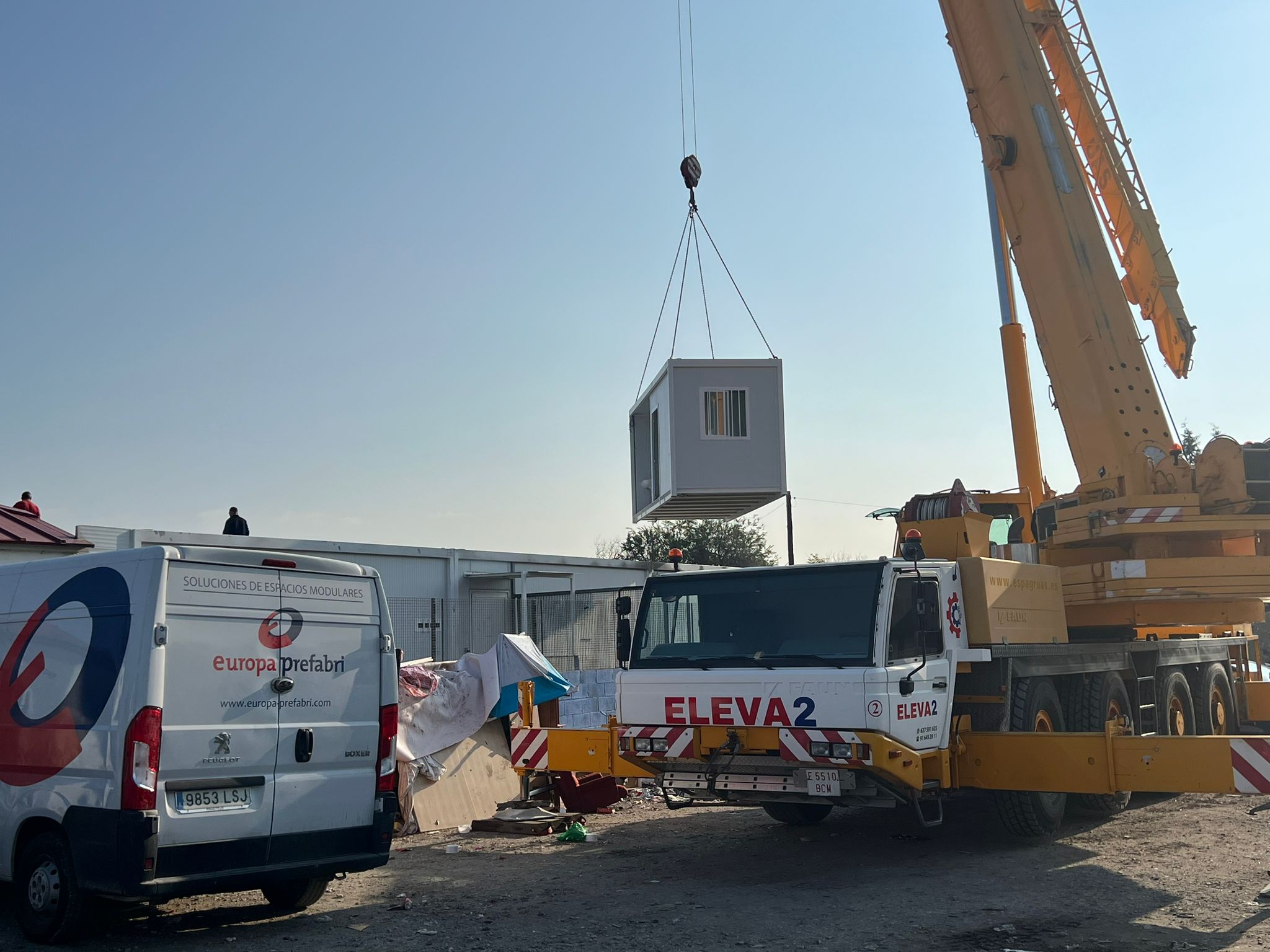 "Conjunto modular en Cañada Real destinado a un centro de ayuda a la drogadicción, con sala de venopunción y espacios adaptados para atención sanitaria."